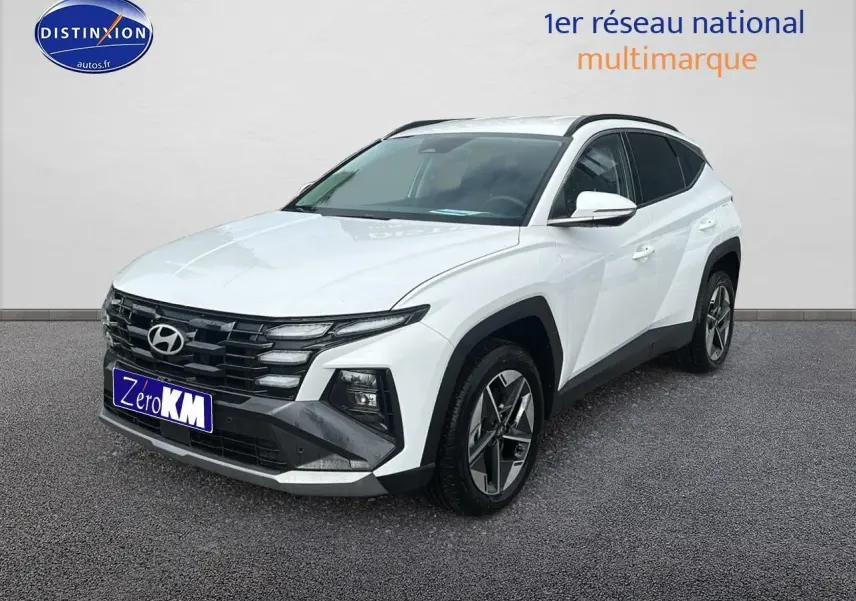 Hyundai Tucson blanc sérénité vu en 3/4 avant droit avec calandre noire et jantes alliage 18 pouces.