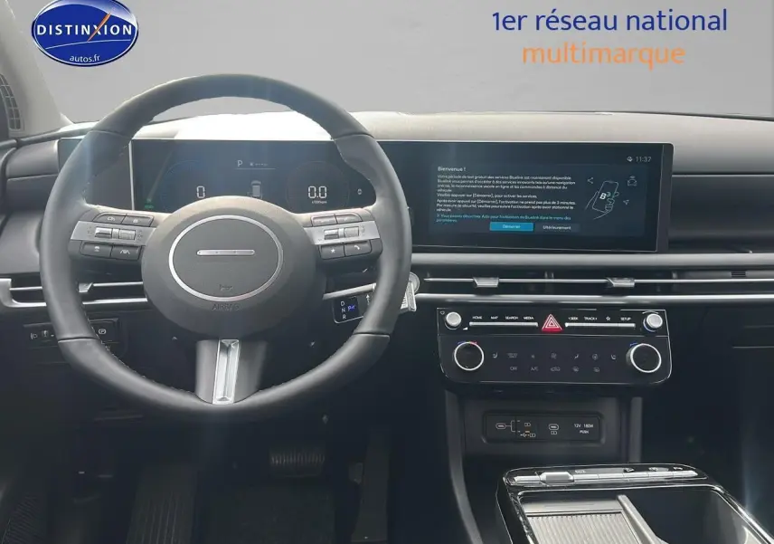 Intérieur du Hyundai Tucson 2025 vue du poste de conduite, volant cuir multifonction et écran tactile 12,3 pouces.