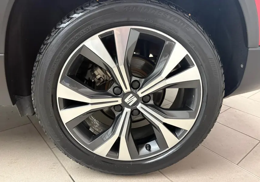 Gros plan sur la jante alliage bicolore du SEAT Ateca Rouge Velvet, vue côté droit, soulignant le design moderne.