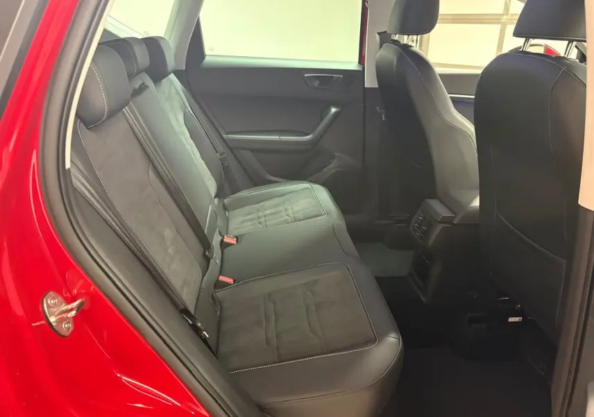 Vue intérieure côté gauche sur la banquette arrière noire avec surpiqûres, dans un SEAT Ateca Rouge Velvet 2024.