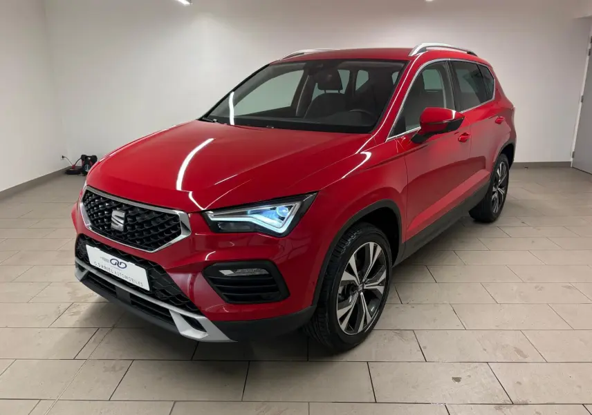 SEAT Ateca Rouge Velvet en 3/4 avant droit, mettant en valeur sa calandre et ses feux LED distinctifs.