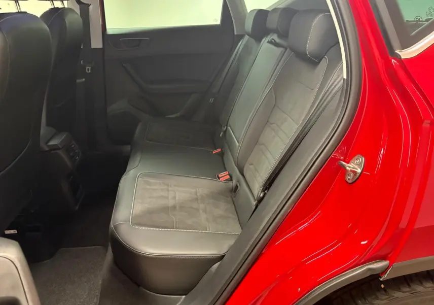 Vue intérieure arrière côté droit du SEAT Ateca 2024 Rouge Velvet, montrant les sièges en cuir et alcantara.