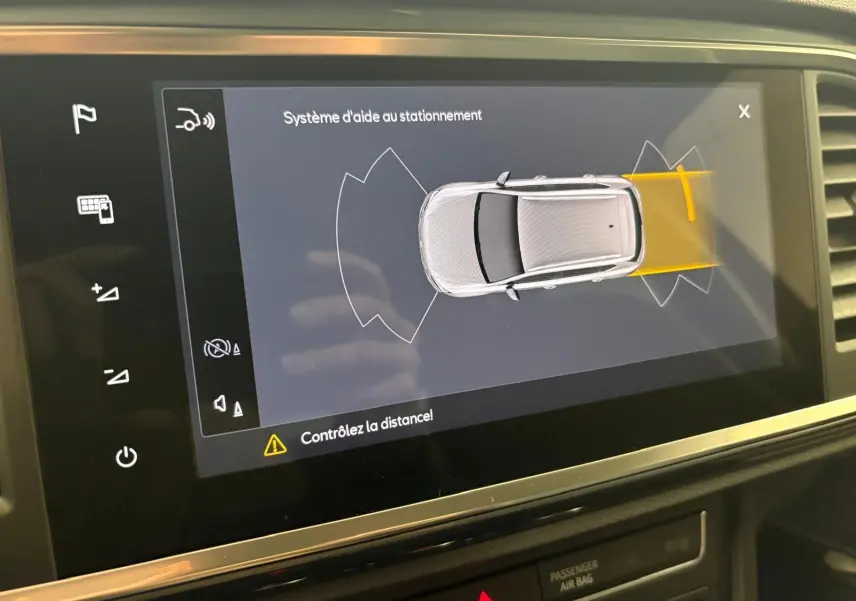 Vue de l'écran tactile du système d'aide au stationnement du SEAT Ateca 2024, affichant les capteurs arrière actifs.