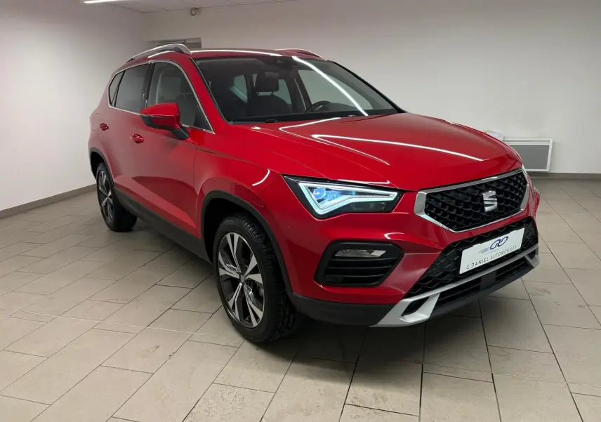 SEAT Ateca Rouge Velvet en 3/4 avant droit, mettant en valeur sa calandre noire et ses jantes alliage distinctives.