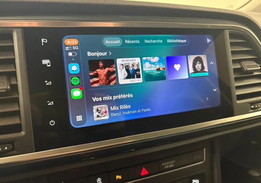 Écran tactile central du tableau de bord du SEAT Ateca 2024 affichant l'interface multimédia avec applications et musique.
