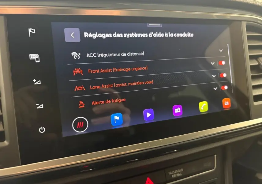 Écran tactile du système d’aide à la conduite du SEAT Ateca 2024 affichant les réglages d’assistance active.