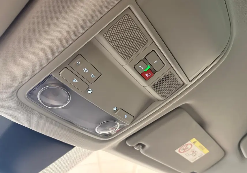 Plafonnier intérieur avec commandes d’éclairage et bouton d’urgence dans un SEAT Ateca 2024, vue en plongée.