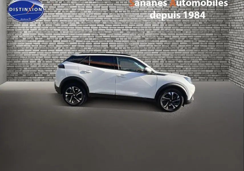 Peugeot 2008 blanc vue de profil côté gauche, avec jantes alliage bi-tons et toit noir contrasté.