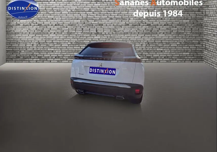 Vue arrière d'un Peugeot 2008 blanc 2020 avec feux arrière noirs et double sortie d'échappement.