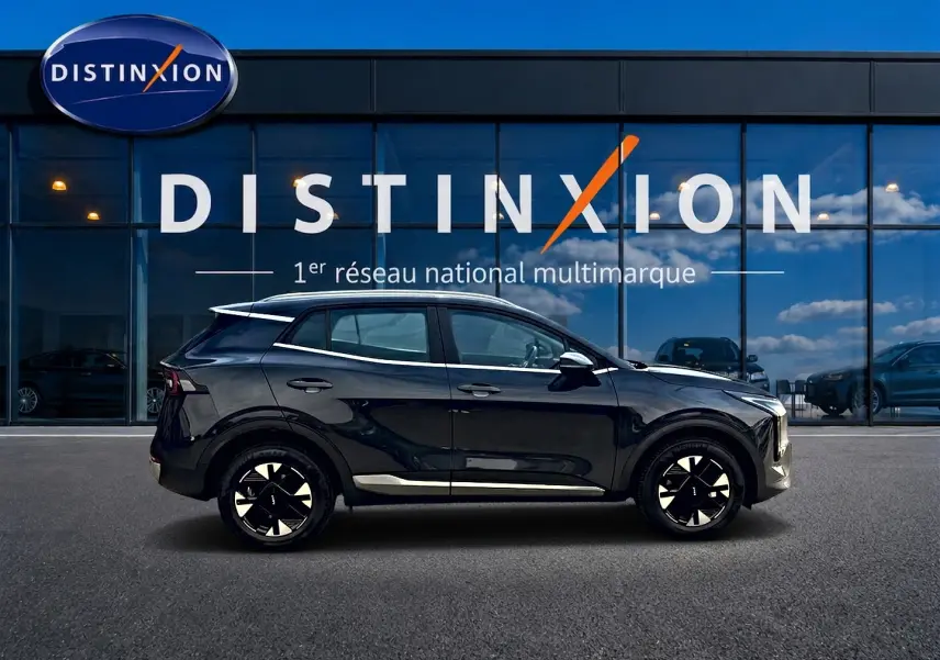 KIA Sportage 1.6 hybride 239 gris eclipse vu de profil côté gauche, jantes alu noires et détails chromés.