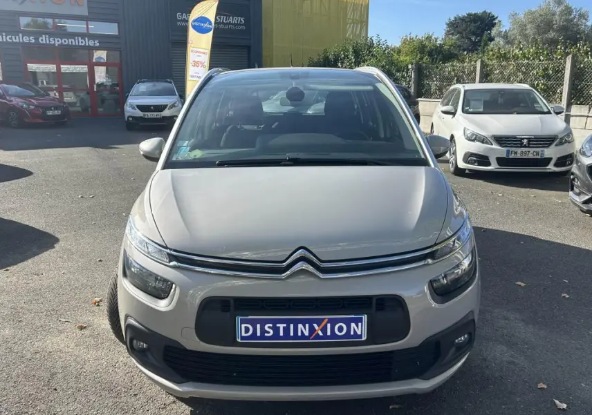 Vue frontale d'un Citroën Grand C4 Spacetourer beige clair 2018 avec calandre distinctive et plaque Distinxion.