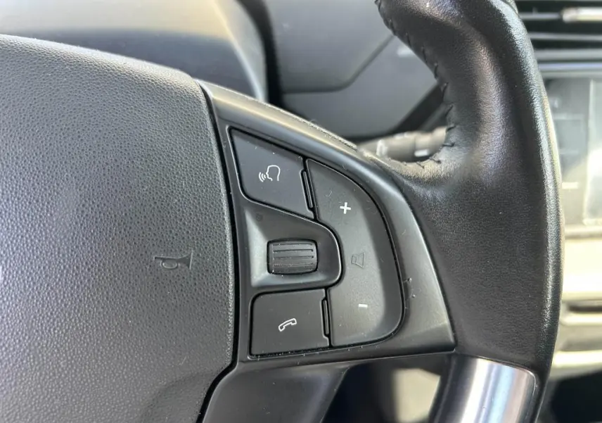 Gros plan sur les commandes du volant en cuir noir du Citroën Grand C4 Spacetourer beige clair, version 2018.