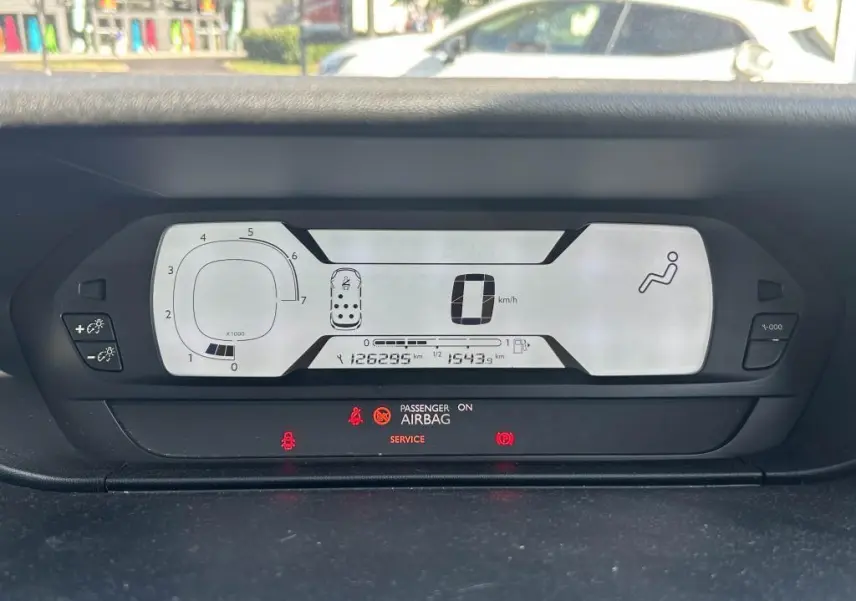 Tableau de bord numérique du Citroën Grand C4 Spacetourer 2018 affichant la vitesse à 0 km/h et plusieurs témoins d'alerte allumés.