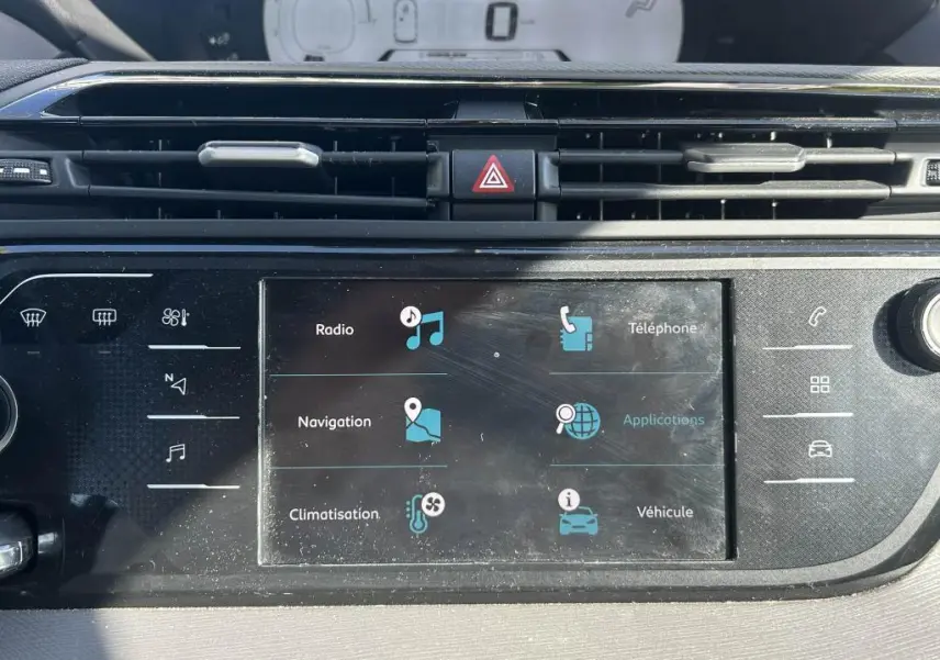 Vue rapprochée de la tablette tactile 7 pouces du tableau de bord du Citroën Grand C4 Spacetourer beige clair 2018.