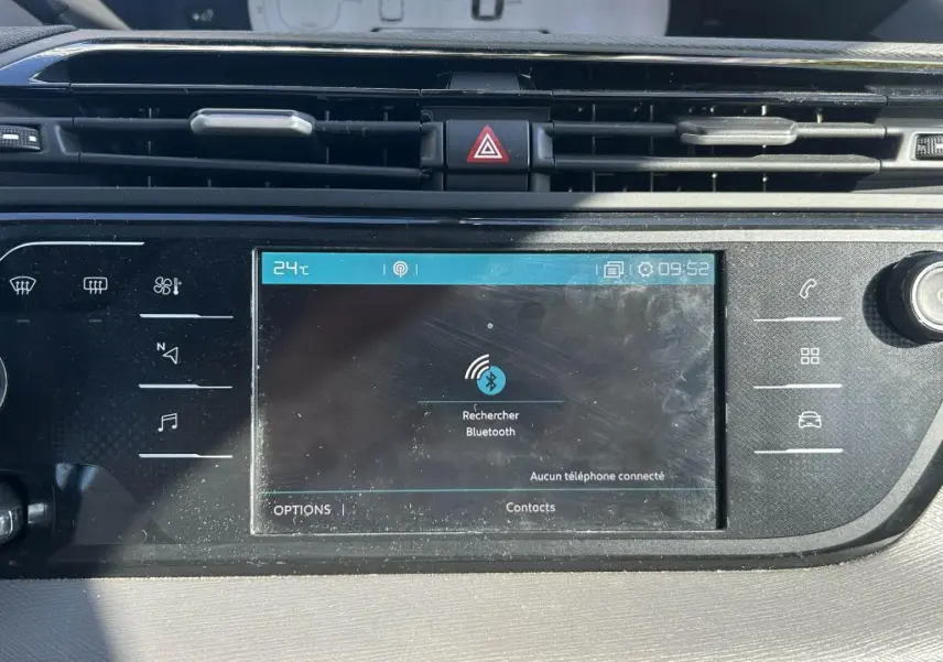 Écran tactile central du tableau de bord du Citroën Grand C4 Spacetourer 2018, affichant la recherche Bluetooth.