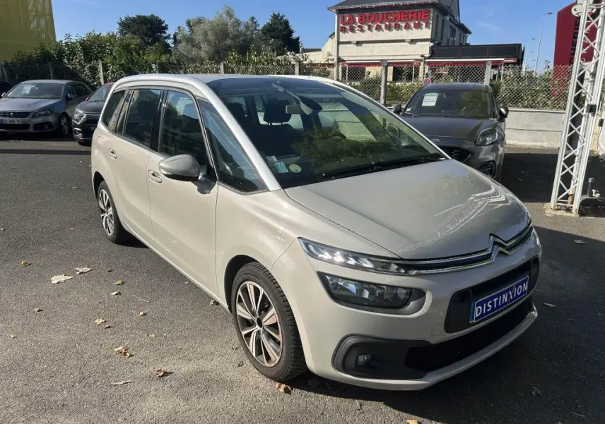 Citroën Grand C4 Spacetourer beige clair en 3/4 avant droit, avec phares LED et calandre distinctive.