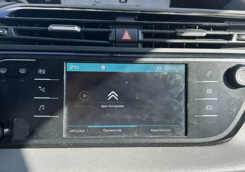 Écran tactile central du tableau de bord du Citroën Grand C4 Spacetourer beige clair, affichant les apps connectées à 09h52.