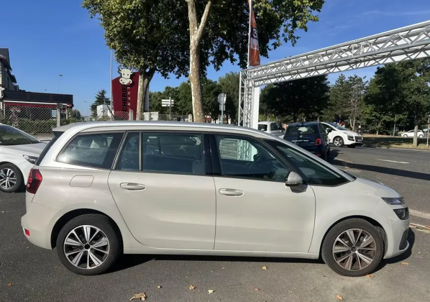 Profil latéral droit d'un Citroën Grand C4 Spacetourer beige clair 2018, avec ses lignes épurées et ses vitres teintées.