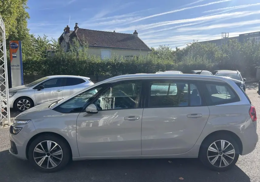 Profil côté gauche d'un Citroën Grand C4 Spacetourer beige clair 7 places, avec jantes alliage et vitrage teinté.