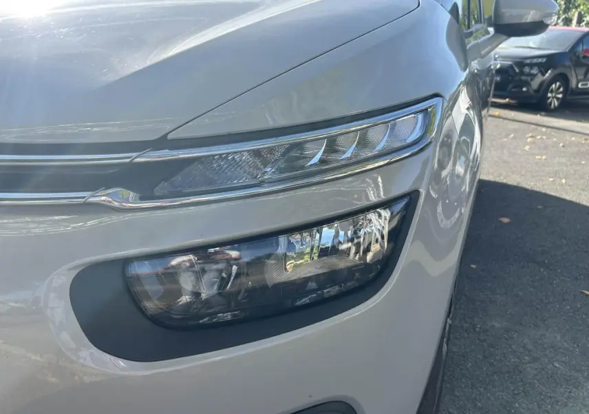 Gros plan sur le phare avant droit beige clair du Citroën Grand C4 Spacetourer 2018, avec ses feux LED distinctifs.