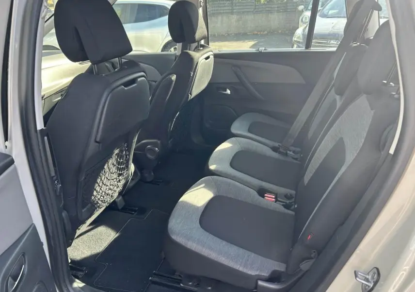 Vue intérieure côté droit montrant les sièges arrière gris et noirs du Citroën Grand C4 Spacetourer beige clair 2018.