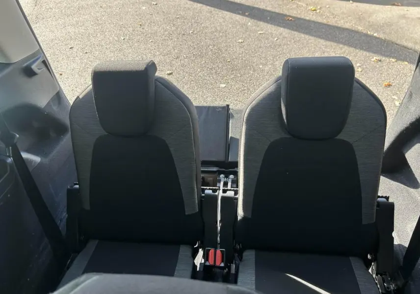 Vue rapprochée des deux sièges arrière centraux noirs et gris du Citroën Grand C4 Spacetourer beige clair 2018.