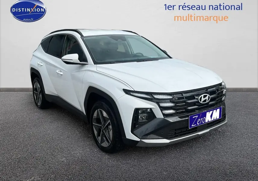 Hyundai Tucson blanc sérénité en 3/4 avant droit avec calandre noire et jantes alliage 18 pouces.