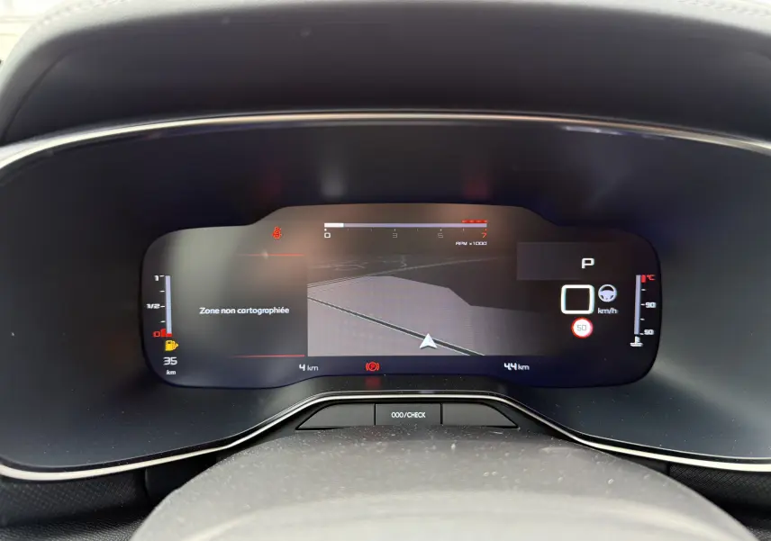 Affichage numérique du tableau de bord du Citroën C5 Aircross 2025, avec navigation et alertes visibles.