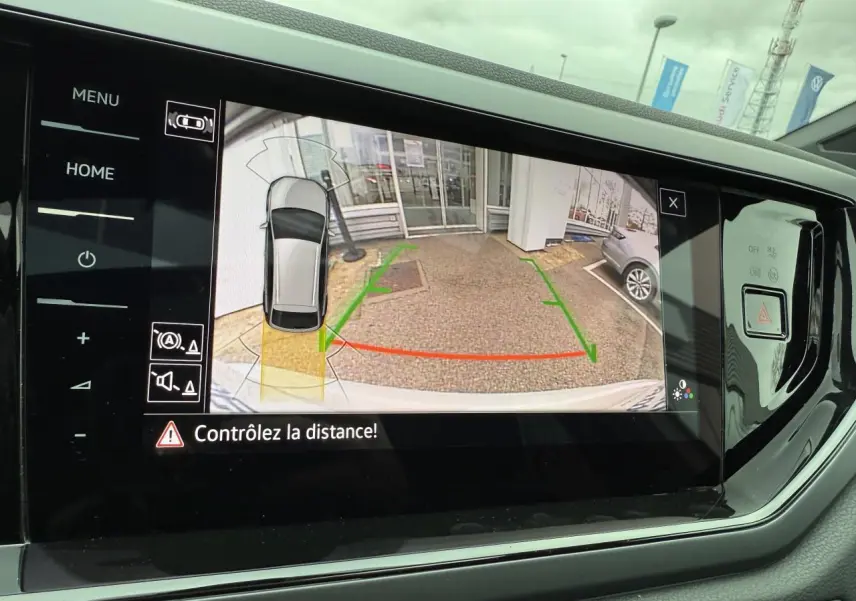 Affichage de la caméra de recul du Volkswagen Taigo gris Ascot avec guidage de trajectoire et vue arrière stationnement.