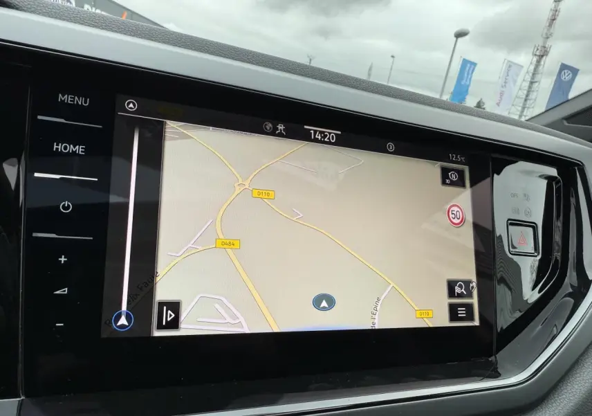 Écran tactile du système de navigation Discover Pro dans le Volkswagen Taigo Gris Ascot, vue intérieure centrale.