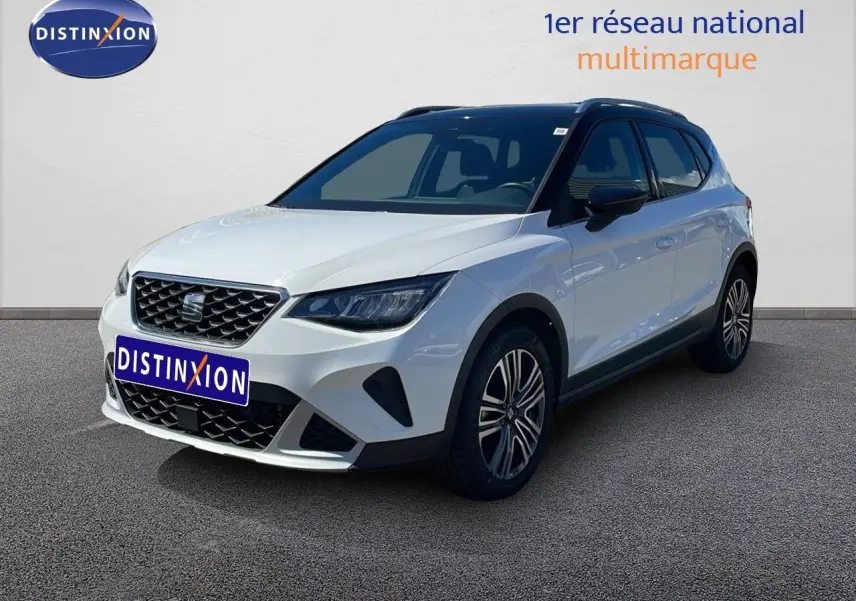 SEAT Arona 2025 blanc magnétique avec toit noir, vue 3/4 avant droit, jantes alliage et calandre distinctive.