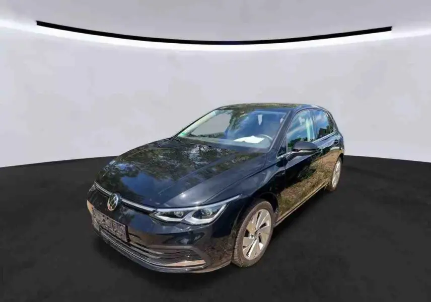Volkswagen Golf VIII 1.5 TSI 130 Style en Deep Black, vue 3/4 avant droit avec jantes alliage 17 pouces.