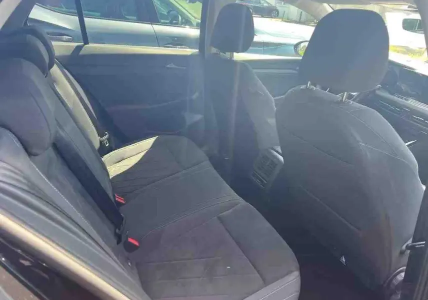 Vue intérieure arrière montrant les sièges arrière en tissu noir de la Volkswagen Golf VIII 1.5 TSI Style 2024.