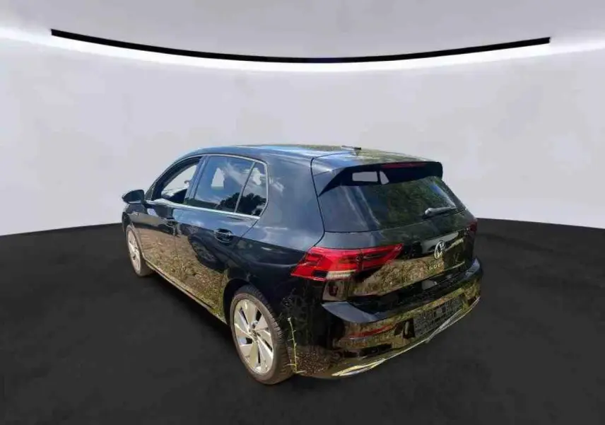 Volkswagen Golf VIII 1.5 TSI noir Deep Black vue 3/4 arrière droit avec jantes alliage 17 pouces.
