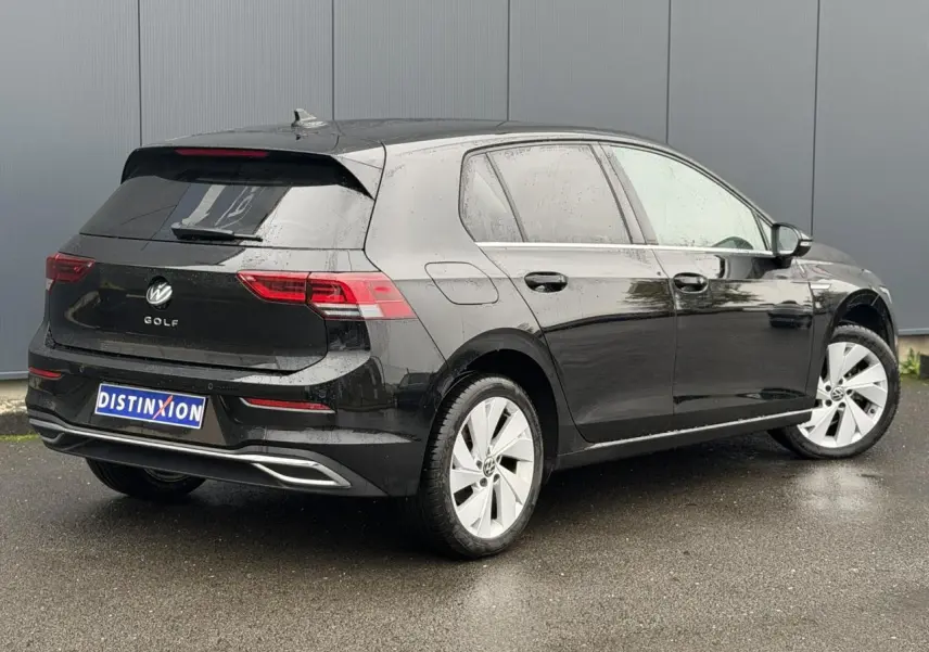 Volkswagen Golf VIII 1.5 TSI 130 Style noir Deep Black vue 3/4 arrière droit sous la pluie.