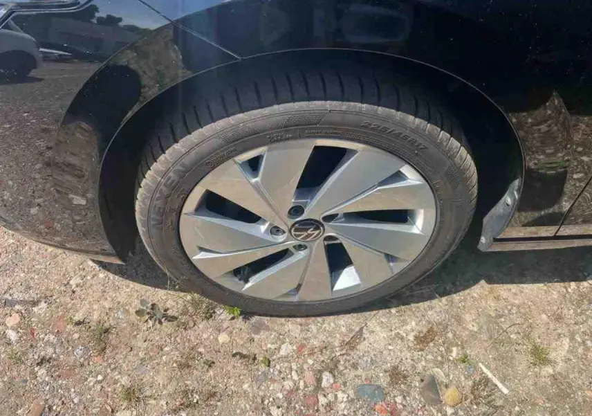 Gros plan sur la roue avant gauche d'une Volkswagen Golf VIII 1.5 TSI 130 Style Deep Black avec jante alliage 17 pouces Nottingham.