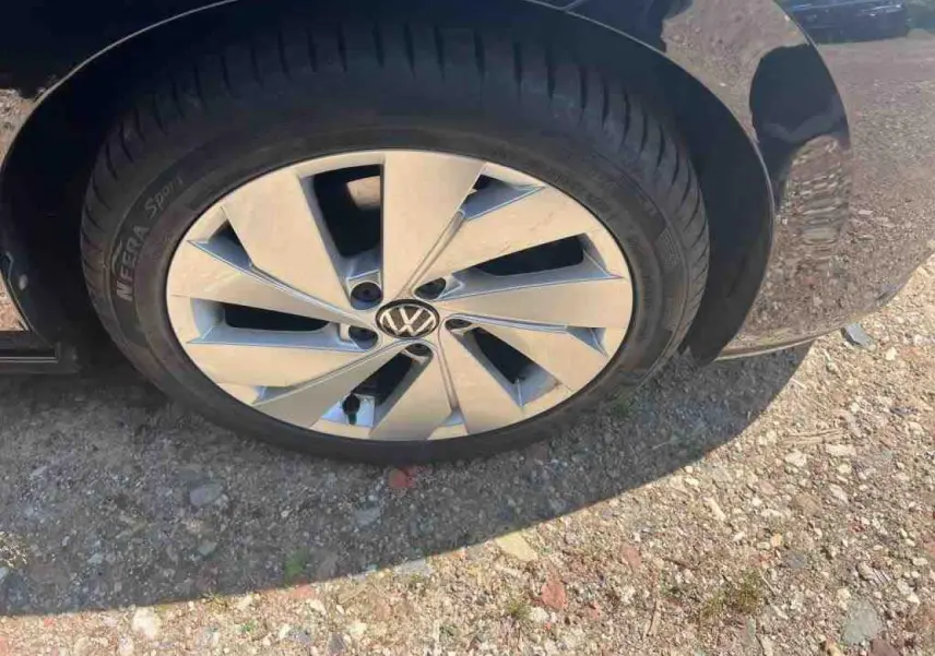 Gros plan sur la roue avant droite d'une Volkswagen Golf VIII Deep Black avec jante alliage 17 pouces Nottingham.