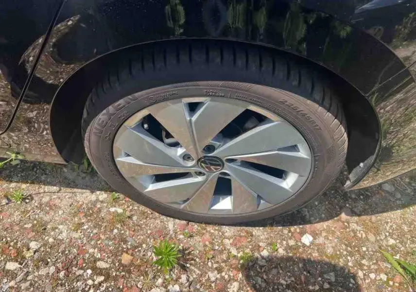 Gros plan sur la roue arrière gauche d'une Volkswagen Golf VIII Deep Black avec jante alliage 17 pouces Nottingham.
