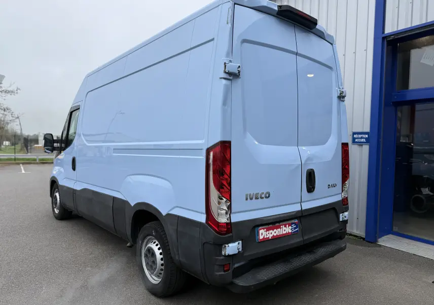Vue 3/4 arrière droite d’un fourgon Iveco Daily bleu clair 2017 avec portes arrière fermées et pare-chocs noir.