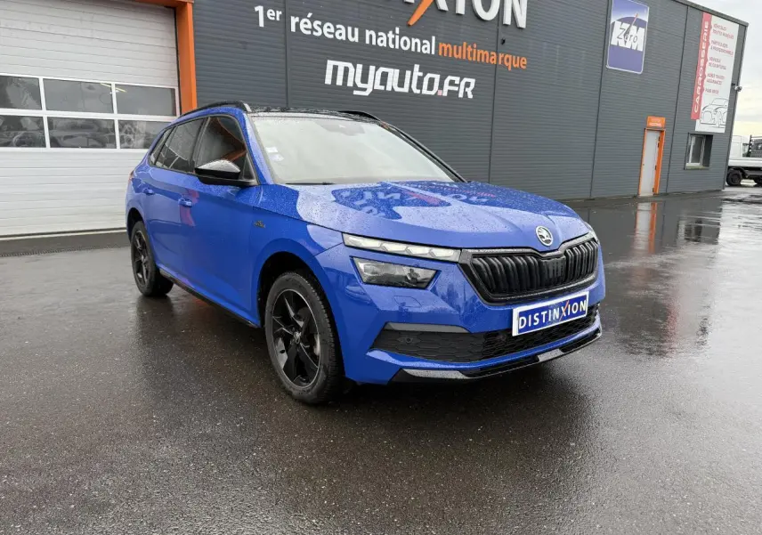 Vue 3/4 avant gauche d'un Skoda Kamiq Monte-Carlo bleu Energy avec jantes noires et calandre noire brillante.