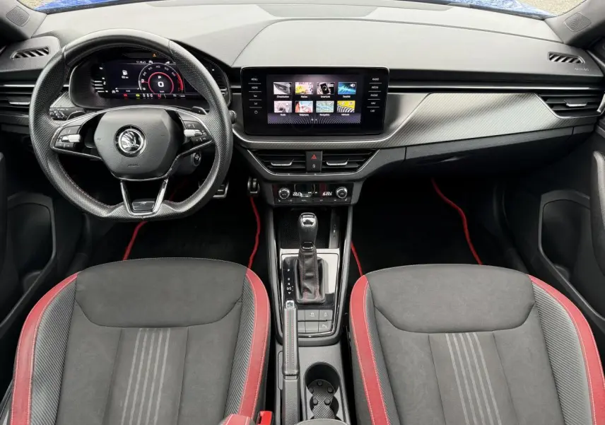 Intérieur du Skoda Kamiq Monte-Carlo 2021, vue frontale du tableau de bord avec volant sport et écran tactile central.
