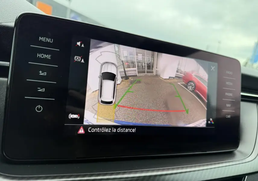 Écran tactile du système de navigation Skoda KAMIQ 2021 montrant la caméra de recul avec guidage de trajectoire.
