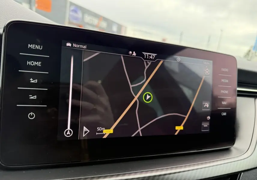 Écran tactile central du système de navigation Amundsen dans un Skoda Kamiq 2021, vue rapprochée du tableau de bord.