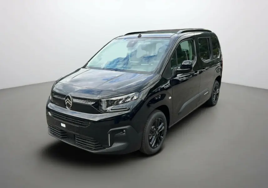 Citroën Berlingo noir perla nera en 3/4 avant droit, avec barres de toit et jantes alu noires.
