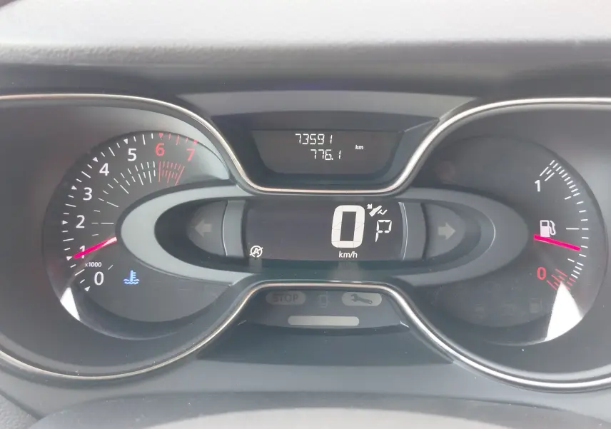 Vue rapprochée du tableau de bord numérique du Renault Captur 2018, affichant la vitesse à 0 km/h et le compteur kilométrique.
