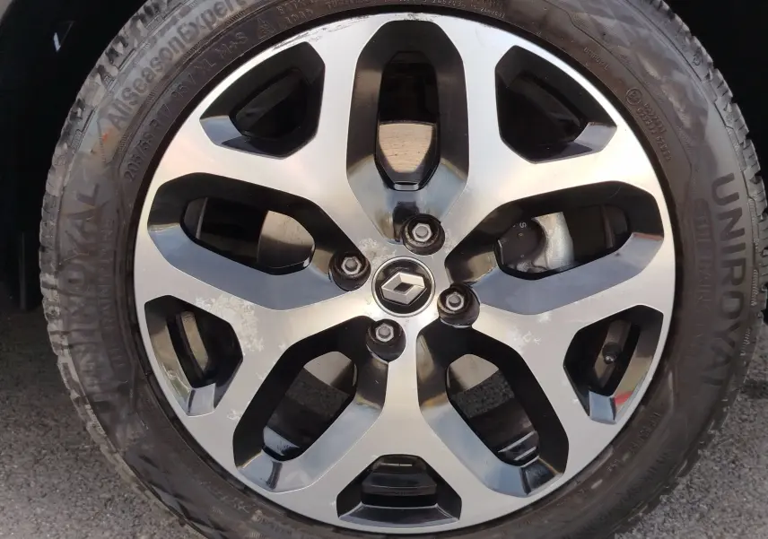 Gros plan sur la jante alliage bicolore avec logo Renault, roue montée sur Renault Captur Gris Cassiopée 2018.