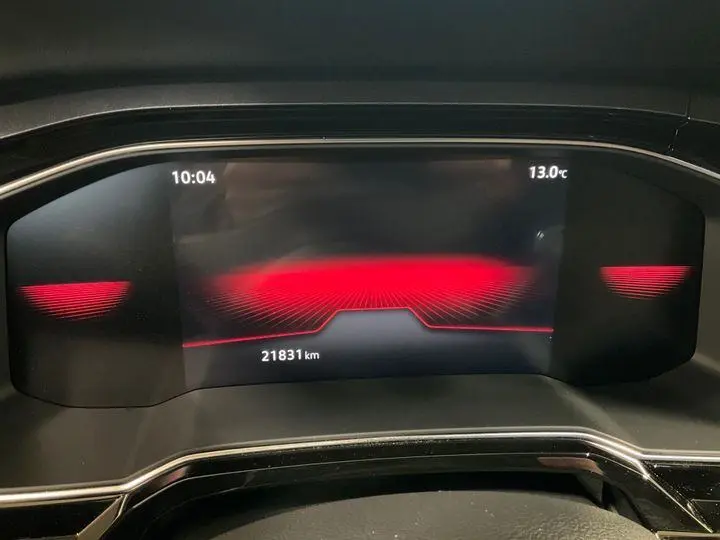 Gros plan sur le cockpit numérique rouge et noir du Volkswagen Polo GTI 2024, affichant 21 831 km.