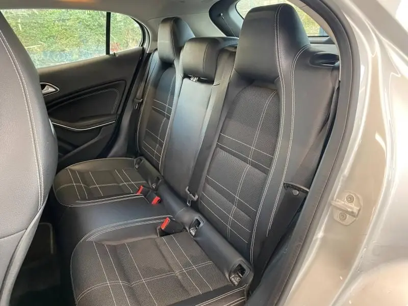 Vue intérieure côté droit des sièges arrière noirs à surpiqûres blanches du Mercedes GLA 200 Sensation gris montagne 2017.