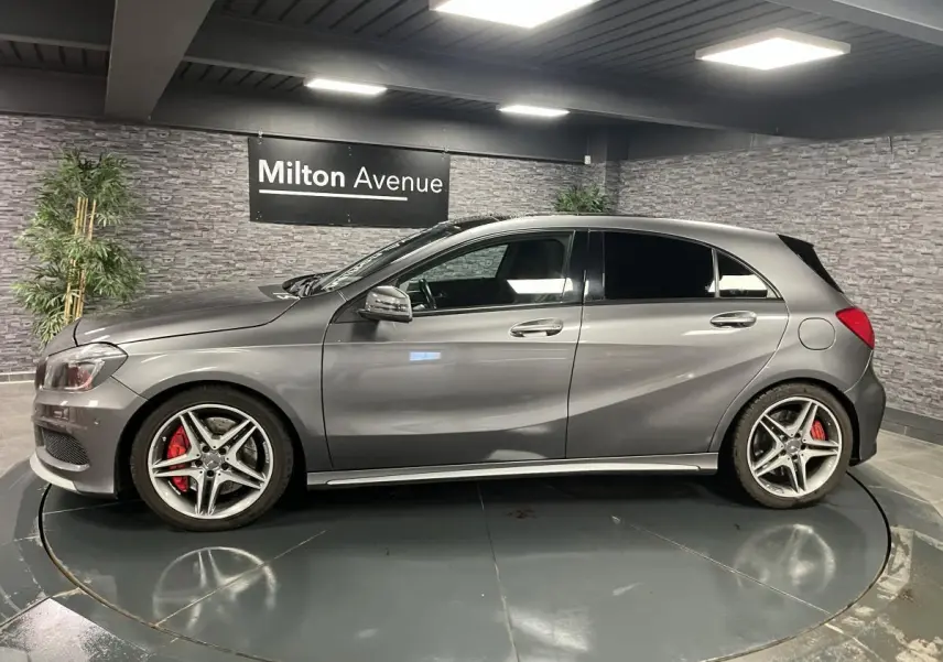 Mercedes Classe A 45 AMG gris métallisé vue de profil côté gauche avec étriers de frein rouges et jantes AMG 18 pouces.