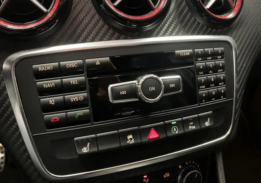 Console centrale AMG en carbone avec commandes radio, navigation et climatisation de la Mercedes Classe A 45 grise